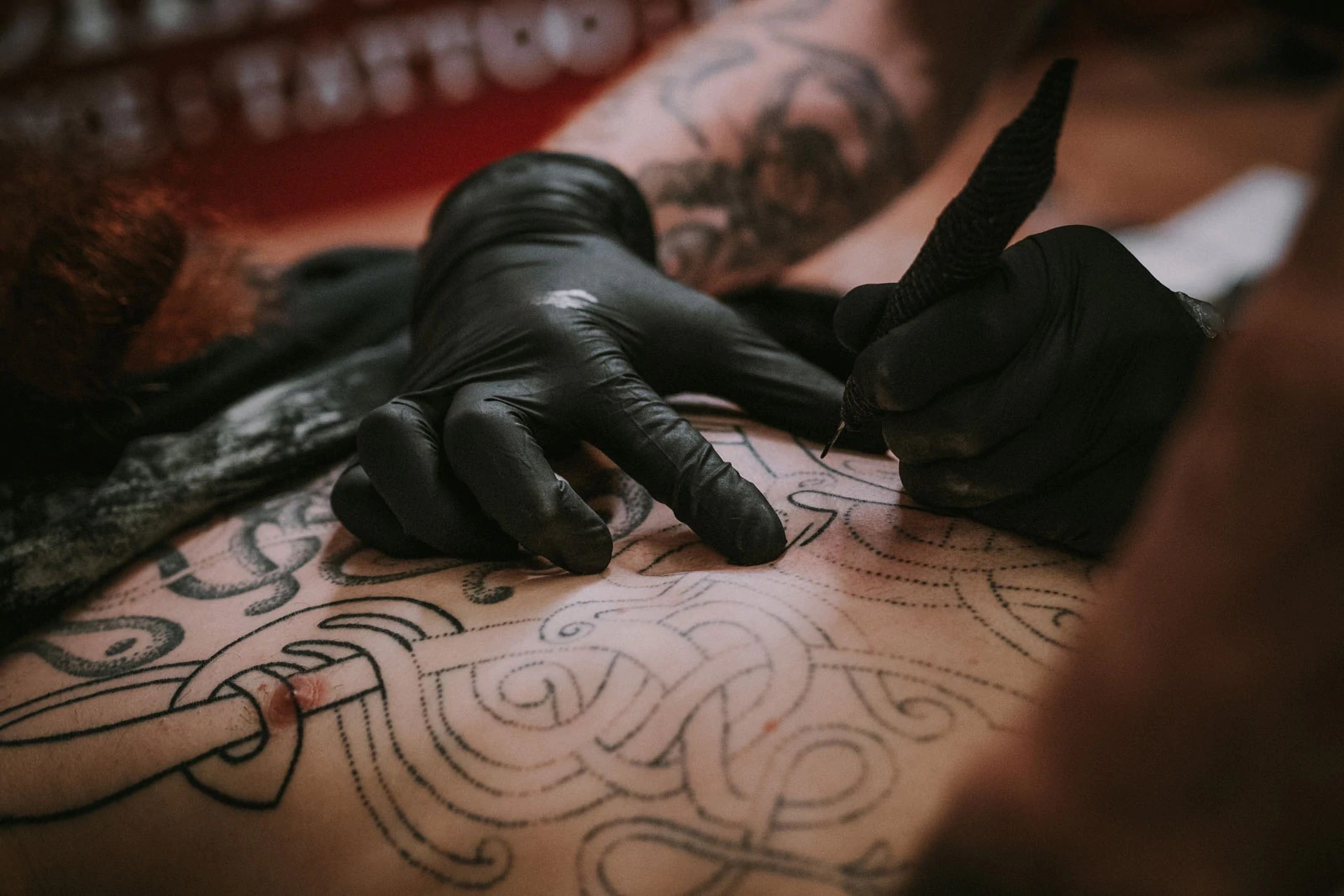 Handpoke Nordic Tattoo - Traditionelles Nordisches Tätowieren von Hand